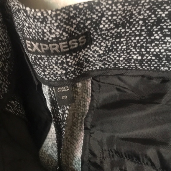 EXPRESS | Low rise Black and white print shorts - Picture 3 of 8